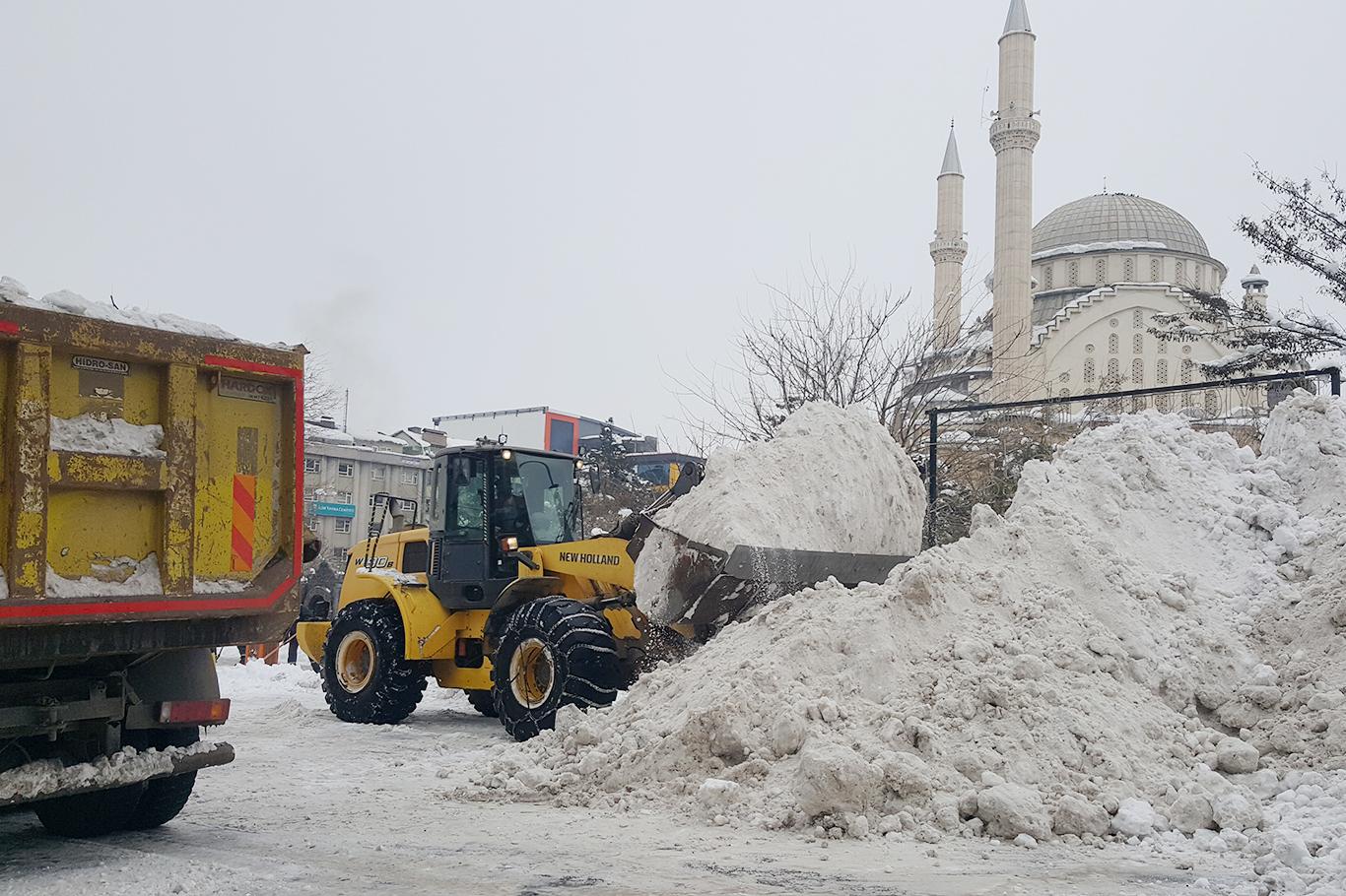 Bingöl’de 18 bin ton kar şehir dışına taşındı